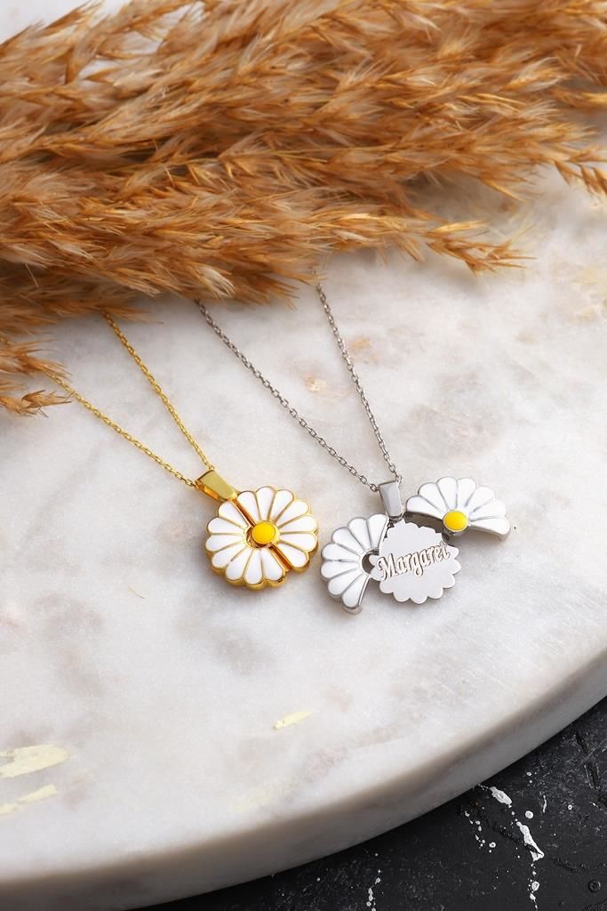 Daisy deals name necklace